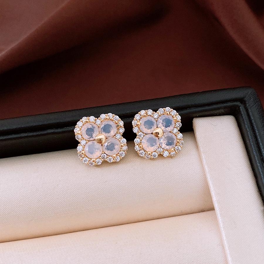 Vintage Pearl Round Earrings: Retro, Versatile High-End Studs with Fashionable Design and Elegant Temperament.