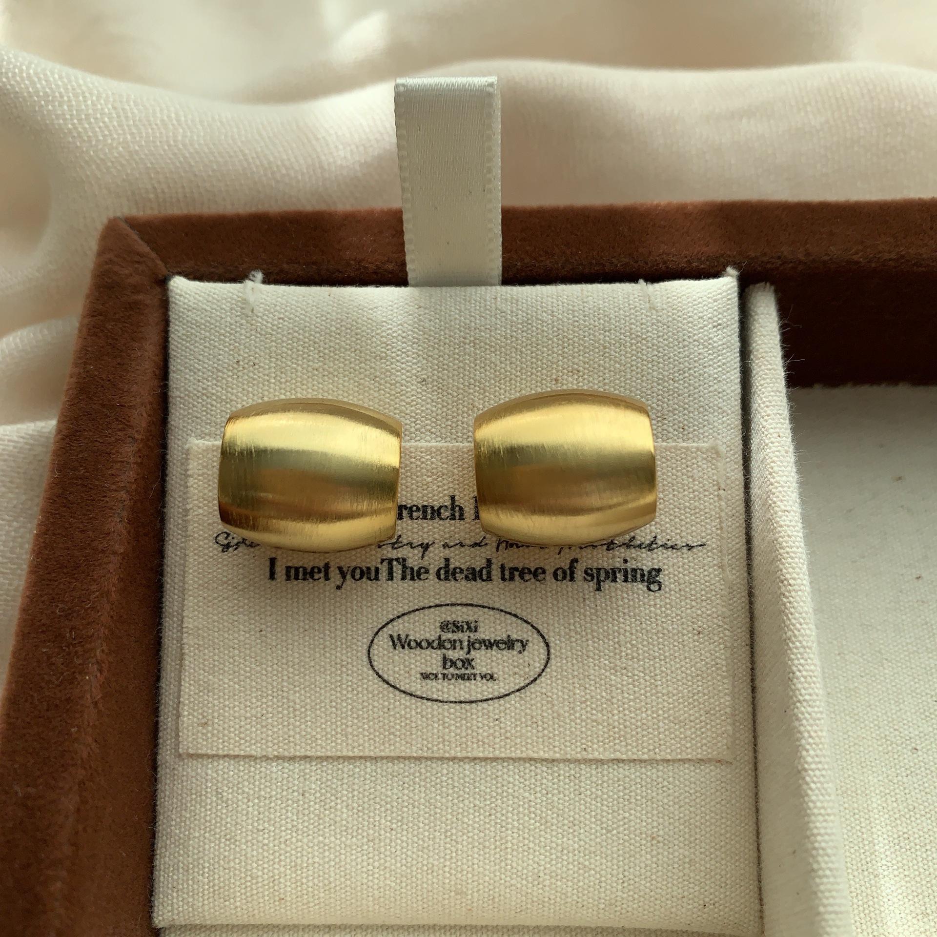 

Simple matte brushed gold earrings stud earrings light luxury retro fashion exquisite high-end texture commuter personalized earrings