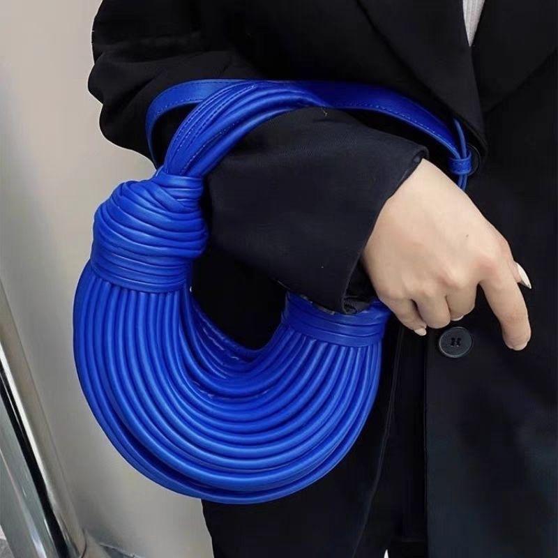 Yi Jinyuan Western-style Weaving French Circle Noodle Bag Hand-knitted Pleated Texture Niche Hand-carried Women's All-match Bag.