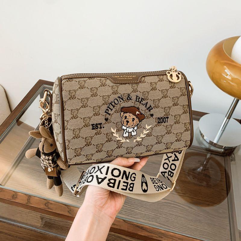 

Beibaobao 2025 Новое поступление Вышитая холщовая сумка Популярная в этом году повседневная сумка через плечо Универсальная контрастная сумка-подушка с медведем Khaki