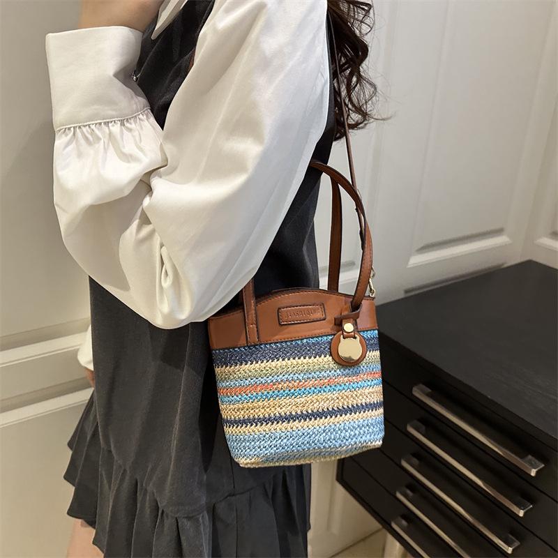 2025 Super Fire Retro Contrasting Color Splicing Woven Hand-held Straw Bag Women's High Sense Summer Messenger Mobile Phone Bag