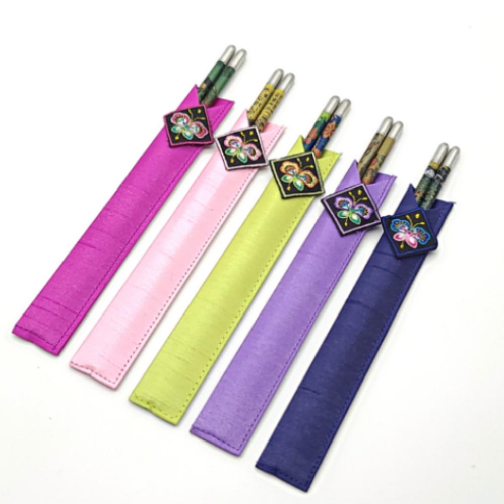 

Корейский сувенир Современный столовый набор из 5 палочек с чехлом