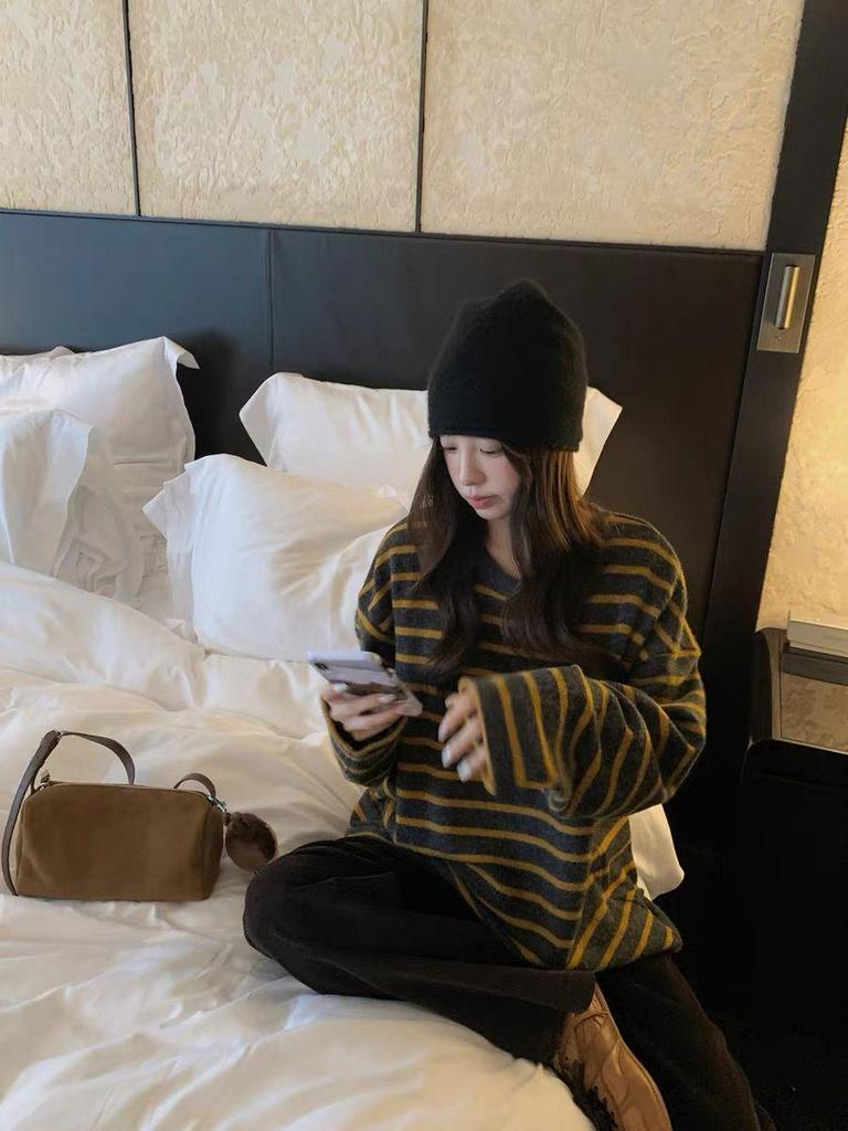 Women's Cozy Striped Round Neck Long Sleeve T-Shirt: Soft, Thick Brushed Fabric for Autumn/Winter Korean Style