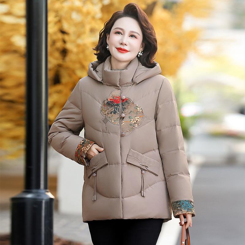 

Женский пуховик Национальный ветер Вышивка Новый Среднего и пожилого возраста Свободный Зимняя одежда Джокер Капюшон Пальто из пуха белой утки 6XL