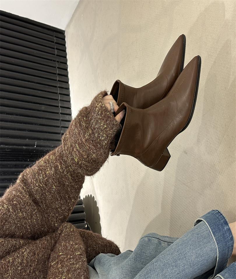 

Foreign style is good-looking, wasteland style short boots, versatile boots, women s boots, new velvet, new black medium heel, thin boots. 39 коричневий