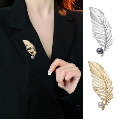 Faux-Feder-Form-Imitat-Perlen-Dekor-Brosche Matte Galvanik Retro-Schal-Mantel-Pin Mode-Accessoires