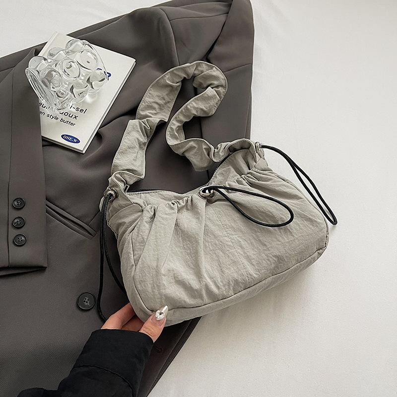 

2025 Новая японская повседневная наплечная сумка Ретро мода Простая сумка-кроссбоди для студентов, посещающих занятия, Маленькая квадратная сумка для женщин серый