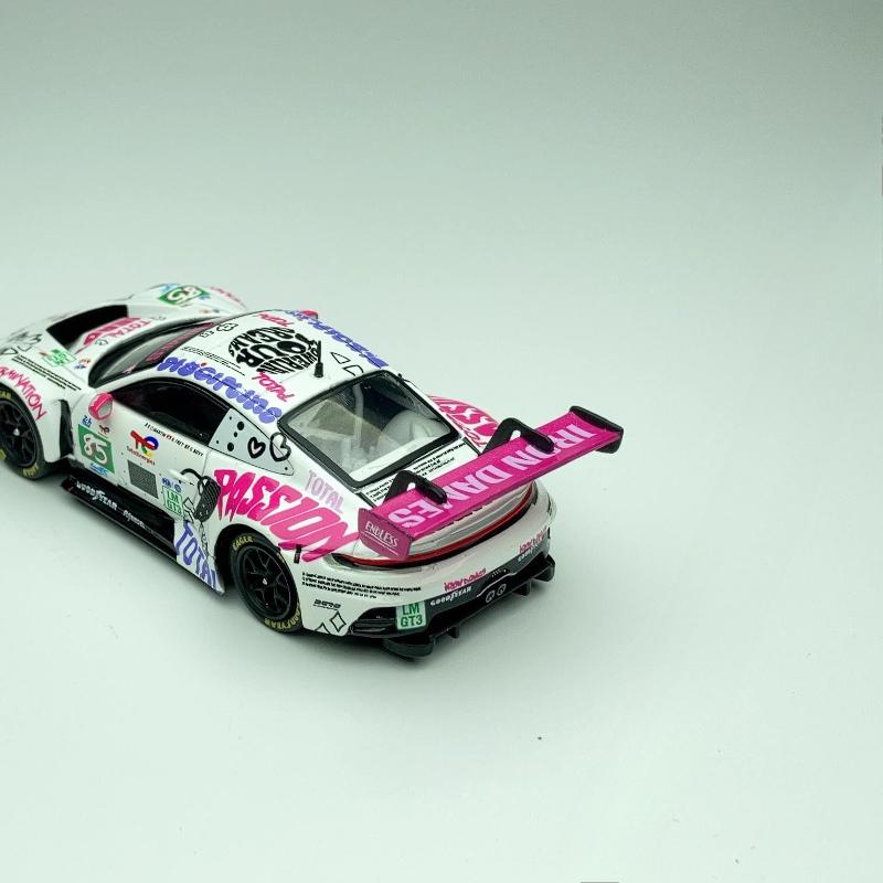AABKQ1 Spark 1:64 Porsche 911 GT3 R 2025 Le Mans Iron Lady Die-Cast Modellauto
