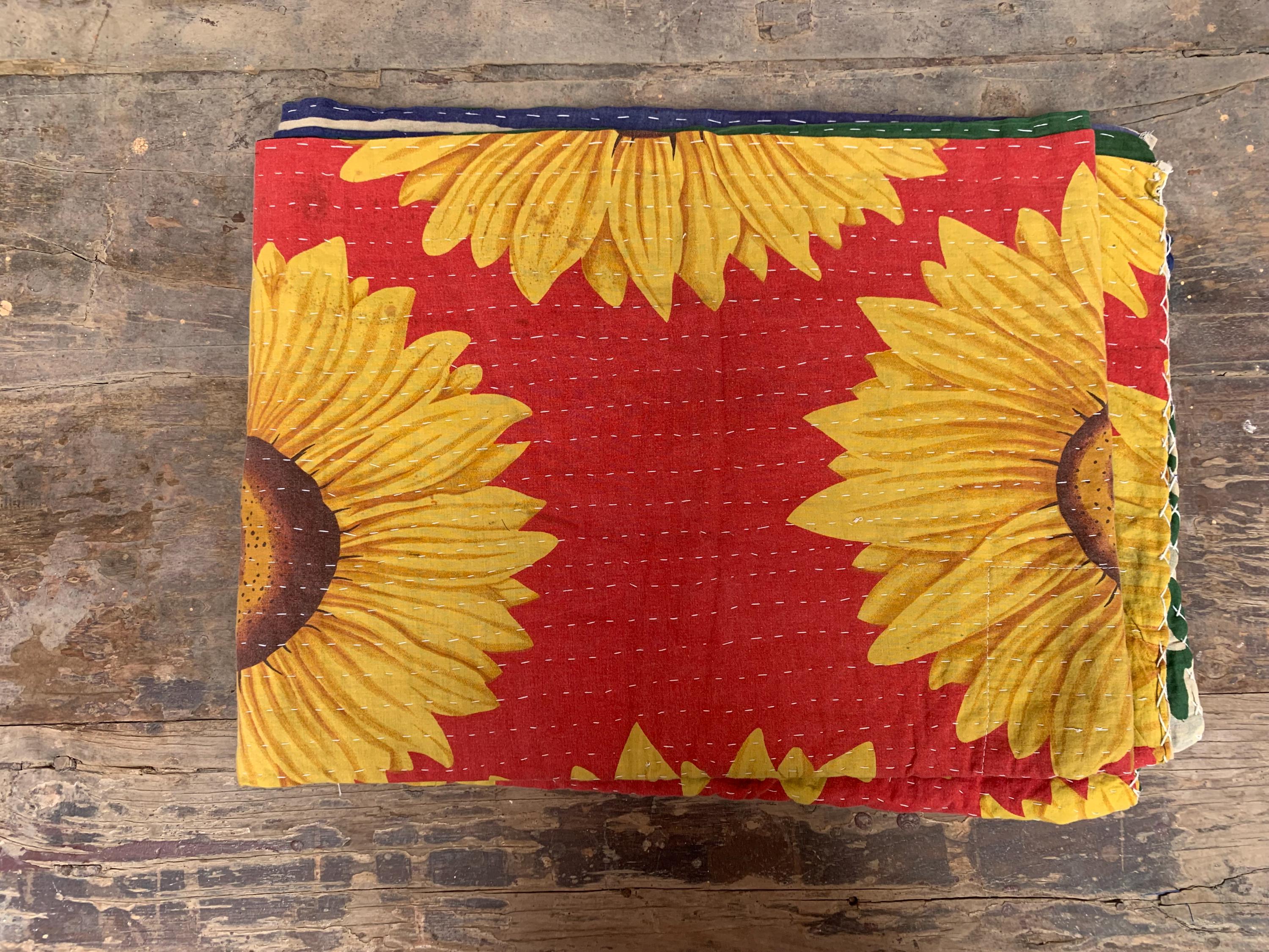 

Стеганое одеяло канха ручной работы: Зеленый Цветочный Винтажный Сари Плед 80X 50 разноцветный