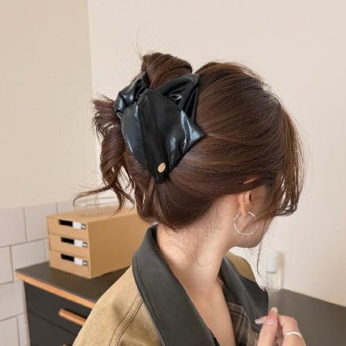 Solid Color Gold Standard Leather Triangle Clip Female 2025 New High-end Sense of Temperament Shark Clip Hair Accessories on The Back of The Head
