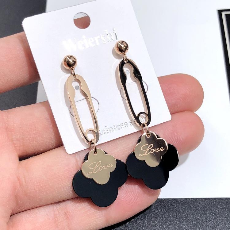 Japanese and Korean 18K Rose Gold Titanium Steel Zircon Stud Earrings, Femininity Simple Four-leaf Clover Black Earrings Internet Celebrity