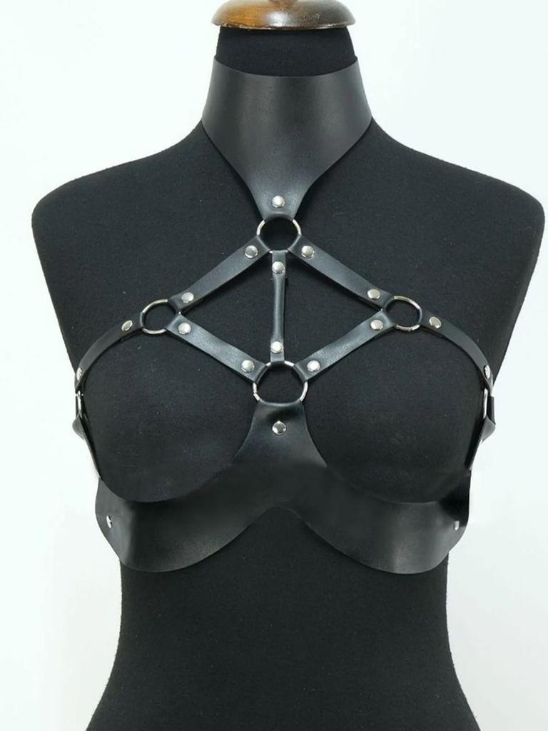 1PC The widened collar is integrated with the cage-style chest strap, which is adjustable for women. It features stylish punk