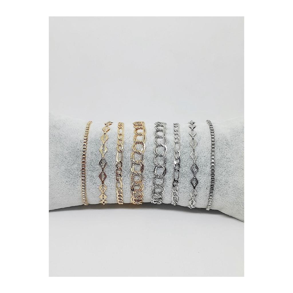 Set mit 10 silberfarbenen Kettenarmbändern