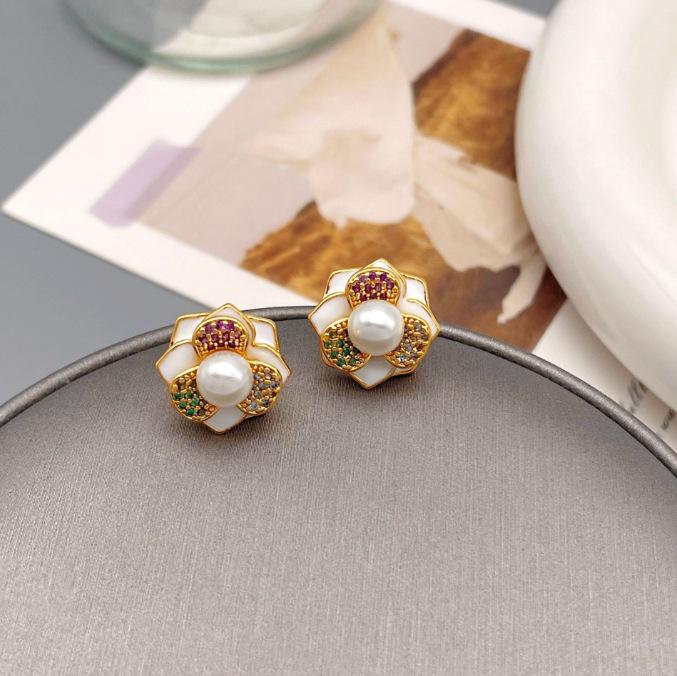 Qingdao Iridescent Geometric Wave Resin Stud Earrings: High-End Retro Fashion for Women