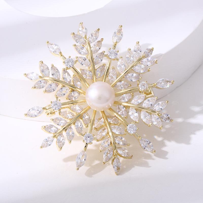 

Роскошная брошь-снежинка с пресноводным жемчугом и циркониевыми кристаллами - женская булавка-аксессуар, подчеркивающая талию.