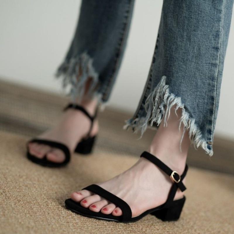 

One-word sandals women s summer 2025 new women s shoes thick heel outer wear sandals comfortable and versatile 40 чёрный