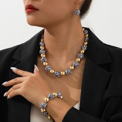 Conjunto de colar, pulseira e brincos com estampa de leopardo e contas contrastantes