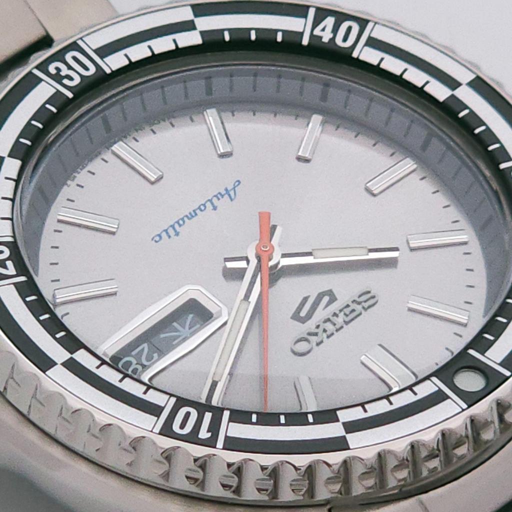Used Good condition SEIKO Seiko Five Sports 4R36-15E0 Automatic working condition Gray Grand Prix bezel Box. Links included