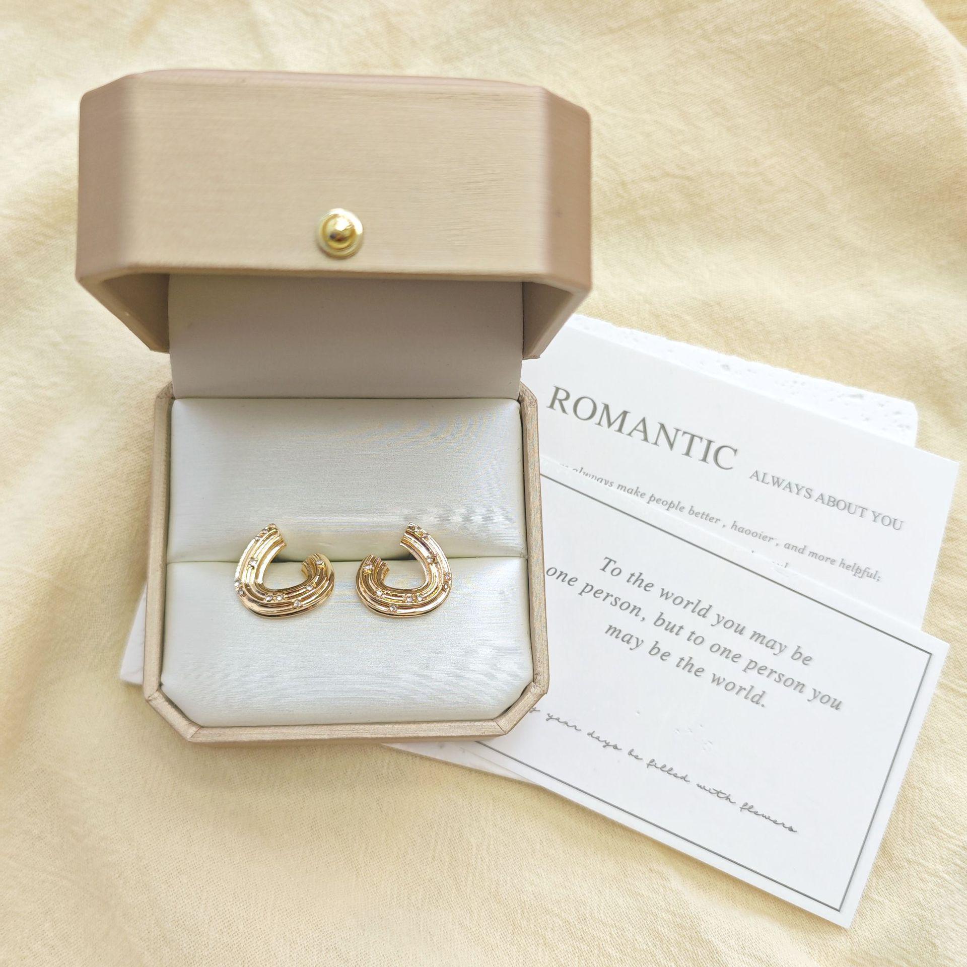 Layered Textured C-shaped Zircon Stud Earrings, Light Luxury Retro Fashion for Women золотой
