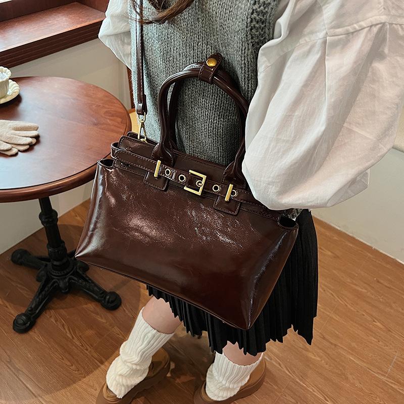 

2025 new fashionable large-capacity tote bag commuter oblique span bag niche versatile high-end textured handbag 27*12*20