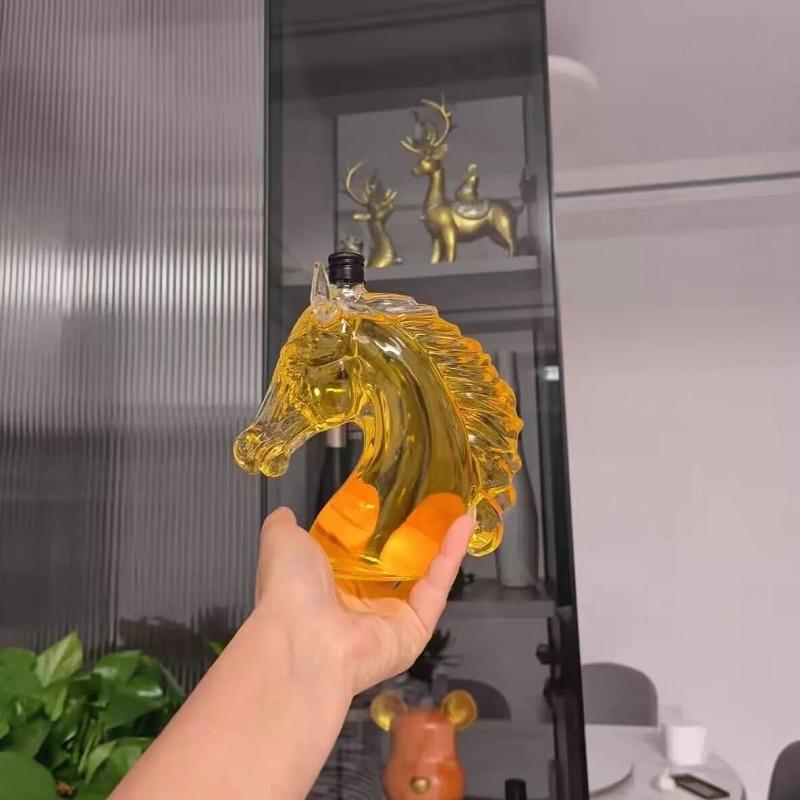 Horsehead Statue Wine Bottle, Decanter Decoration For Bar Home Whiskey Bottle 3D Engraved Whiskey Glasses Theme Statue 350ml