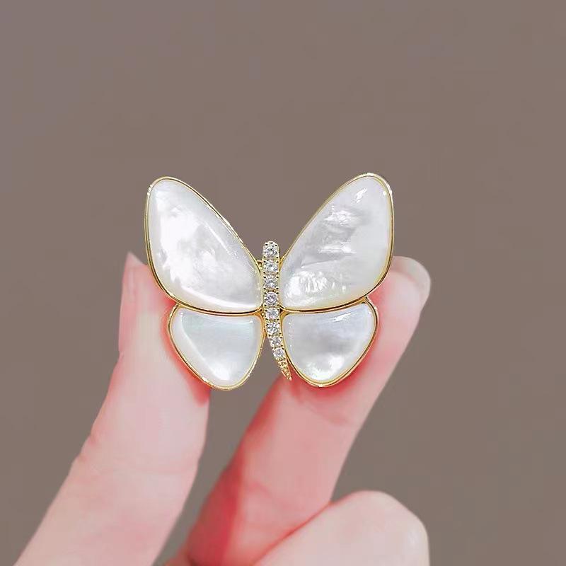 2025 Elegant Deer Brooch with Cat's Eye Rhinestone for Suit or Clothing Accessory