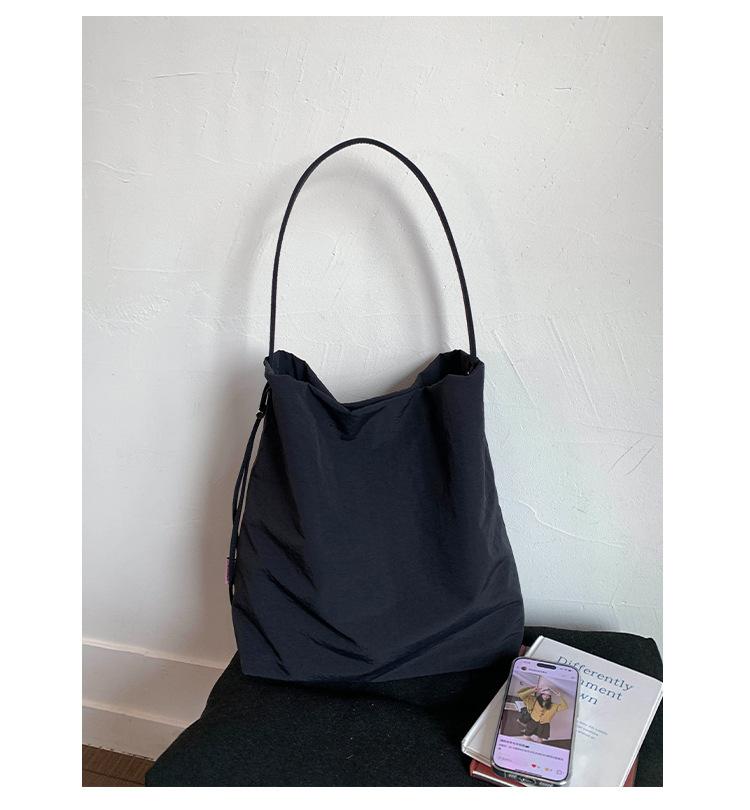 

2025 new casual light lazy style commuter bag large capacity fashion shoulder bag nylon canvas tote bag women чорний