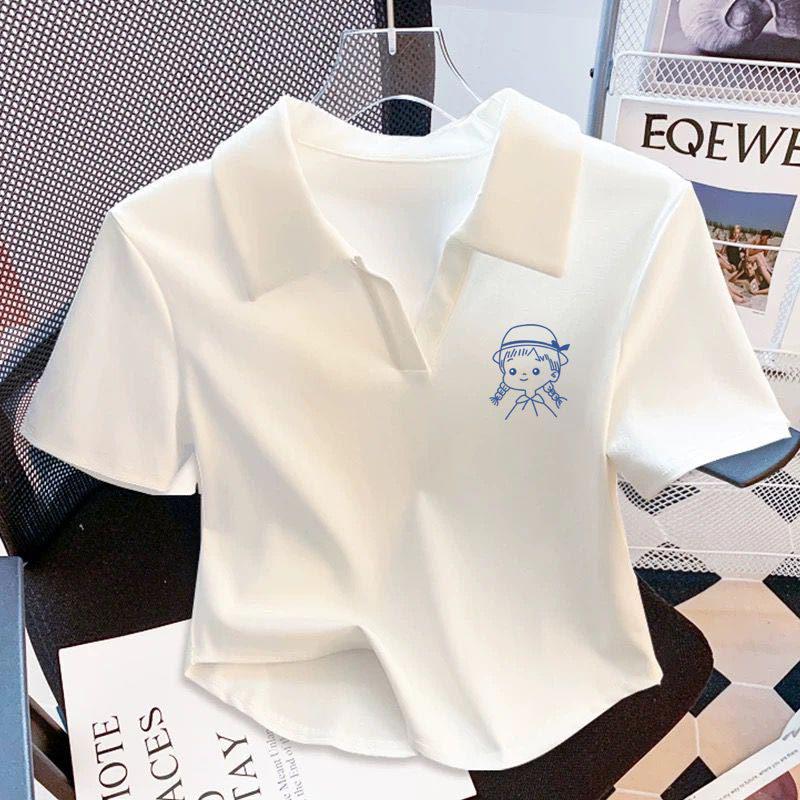 Polo de damă alb din bumbac cu gât în V franțuzesc, umeri drepți și mâneci scurte