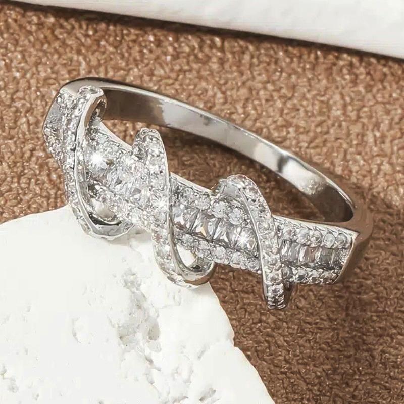 Huitan Newly Designed Women Rings  Color Luxury Paved Crystal Cubic Zirconia Fashion Circle Around Design Wedding Jewelry