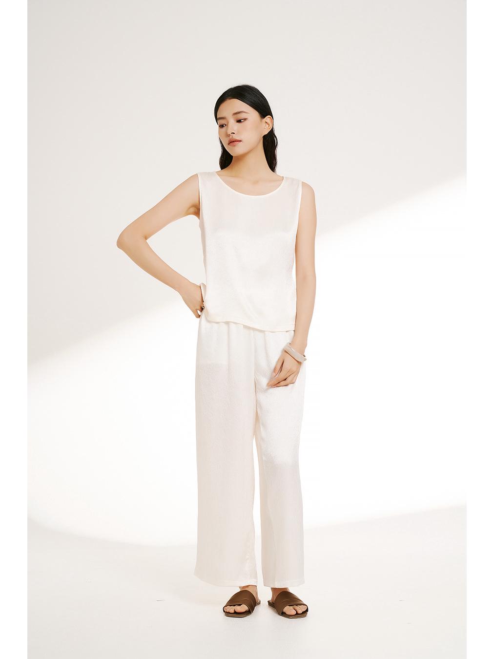 

Women s Gilded Crinkled Sleeveless Vest: Luxurious Outerwear, Versatile Layer, Perfect for Lounging or Commuting. One size
