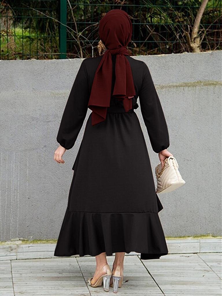 Damen-Doppellagen-Langkleid mit Rüschen und Bindegürtel im Nahen Osten