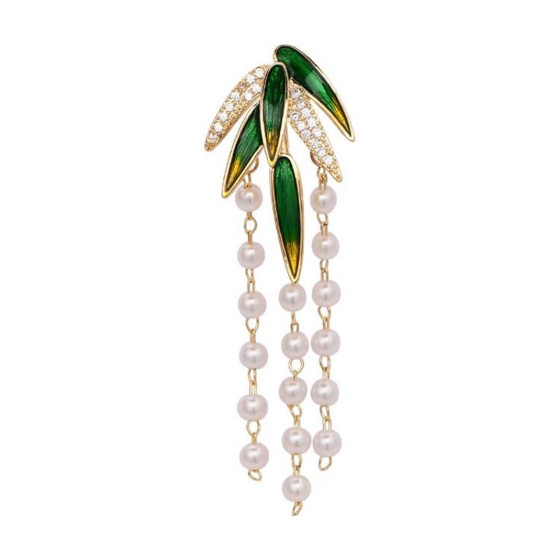 The Dynamic Tassel Bamboo Leaf Brooch In The Rain, A Woman's Unique and Elegant Pearl Cheongsam Accessory Collar Pin