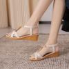 2025 Mode Frühling und Sommer Neu Kreuz T-Wort mit Keilabsatz Sandalen Perlenbesetztes Dekoratives Design Rücken Dreifach Elastisch Damenschuhe