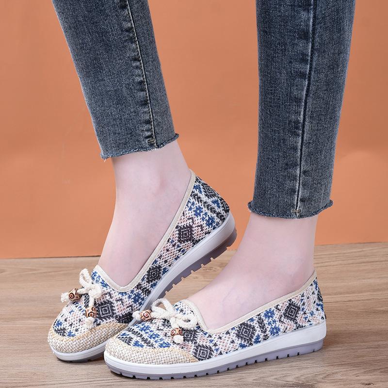 

2025 новые летние туфли из старой пекинской ткани, женские туфли на мягкой подошве, нескользящие, туфли для мам, повседневные дышащие туфли на плоской подошве для женщин среднего и пожилого возраста 40