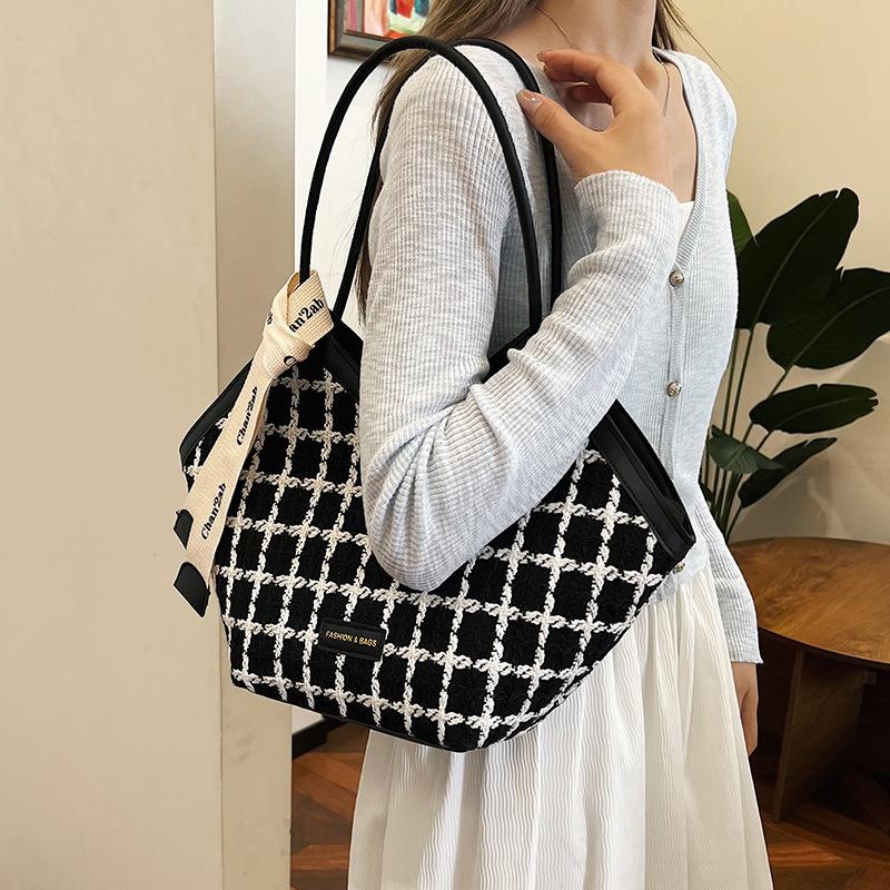 

Fashion large-capacity shoulder bag women s new summer high-end commuter portable bucket bag checkerboard чёрный
