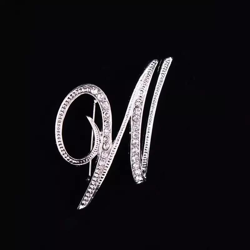 Modische Buchstaben-Brosche: Kreative Anzugjacken-Anstecknadel für Damen und Herren