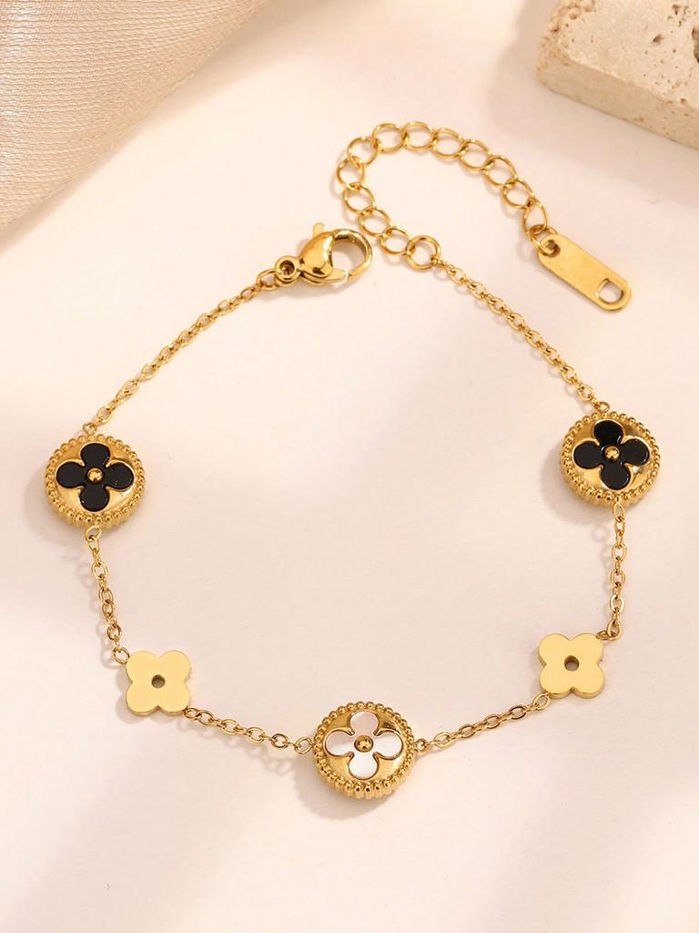 Le bracelet trèfle à quatre feuilles présente un design monobloc et est fabriqué en acier inoxydable double face, ce qui le rend adapté à un usage quotidien.