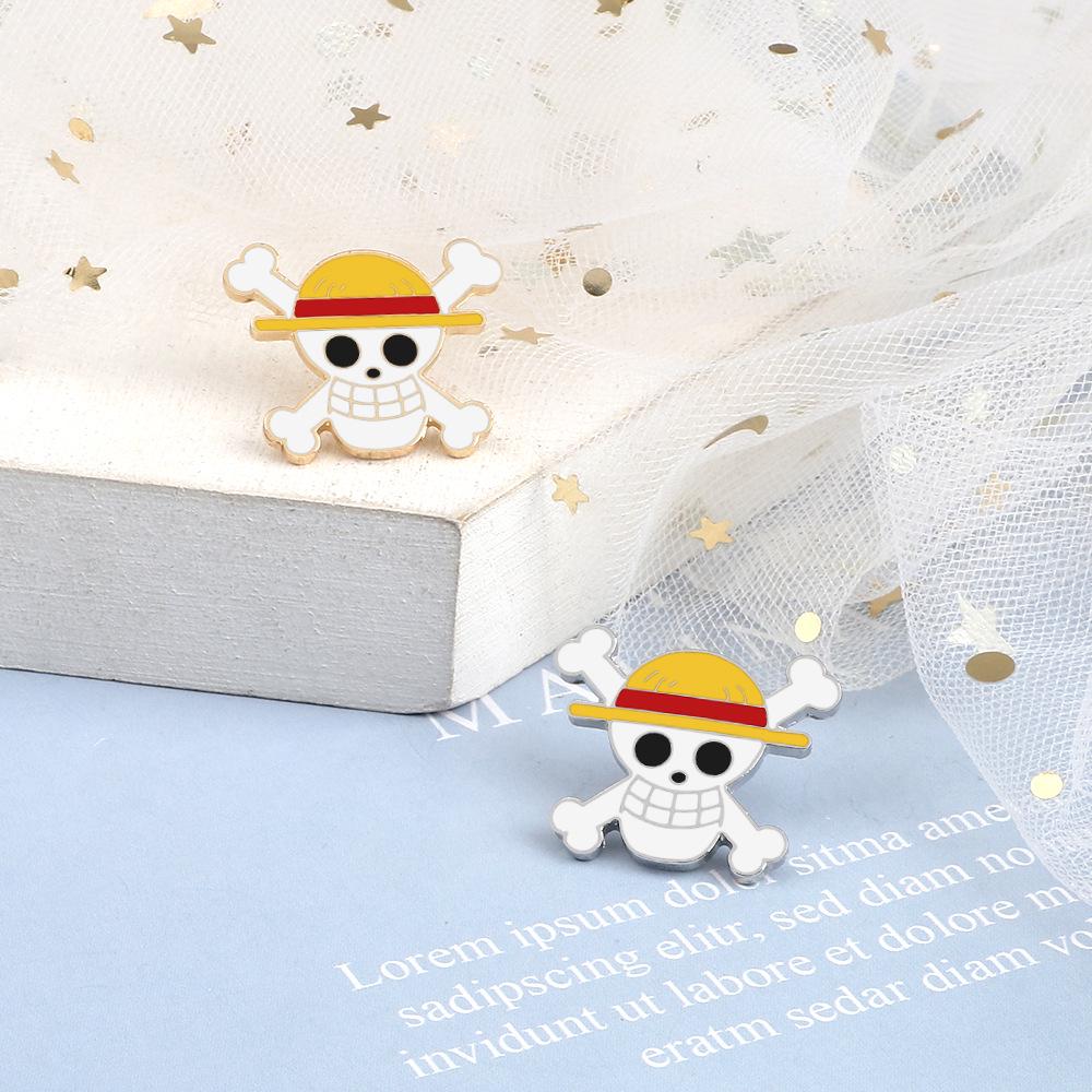 Cartoon Halloween Skull Alloy Pin: Cute Brooch for Backpacks & Couple Accessories