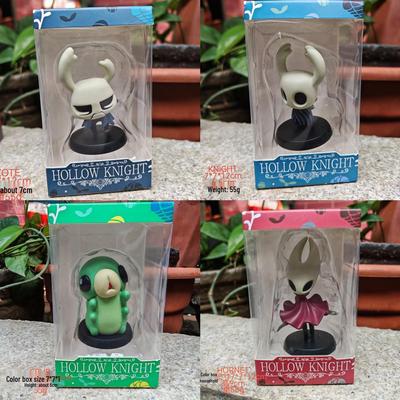 Set mit 8 Hollow Knight Q Version Figuren: Quirrel, Hornet, Zote, Grub und mehr - Sammlerornamente in Boxen.