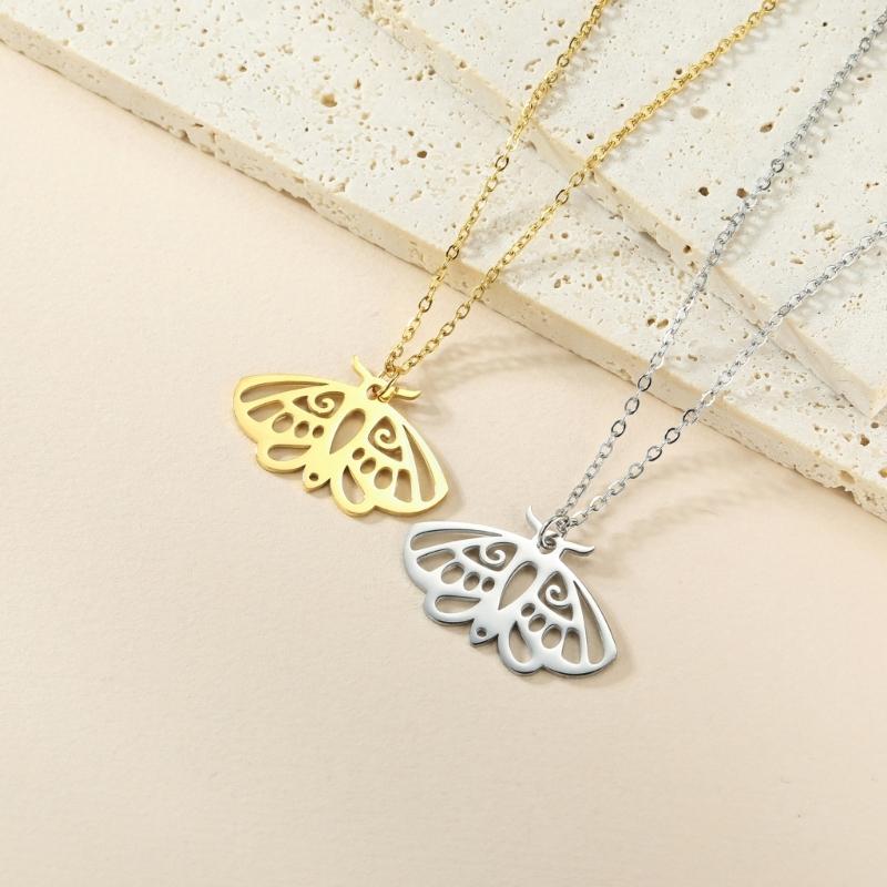 Unisex Gothic Style Moth Necklace Detailed Metal Moth Necklace Elegant Neck Chain for Celebrations and Daily Use
