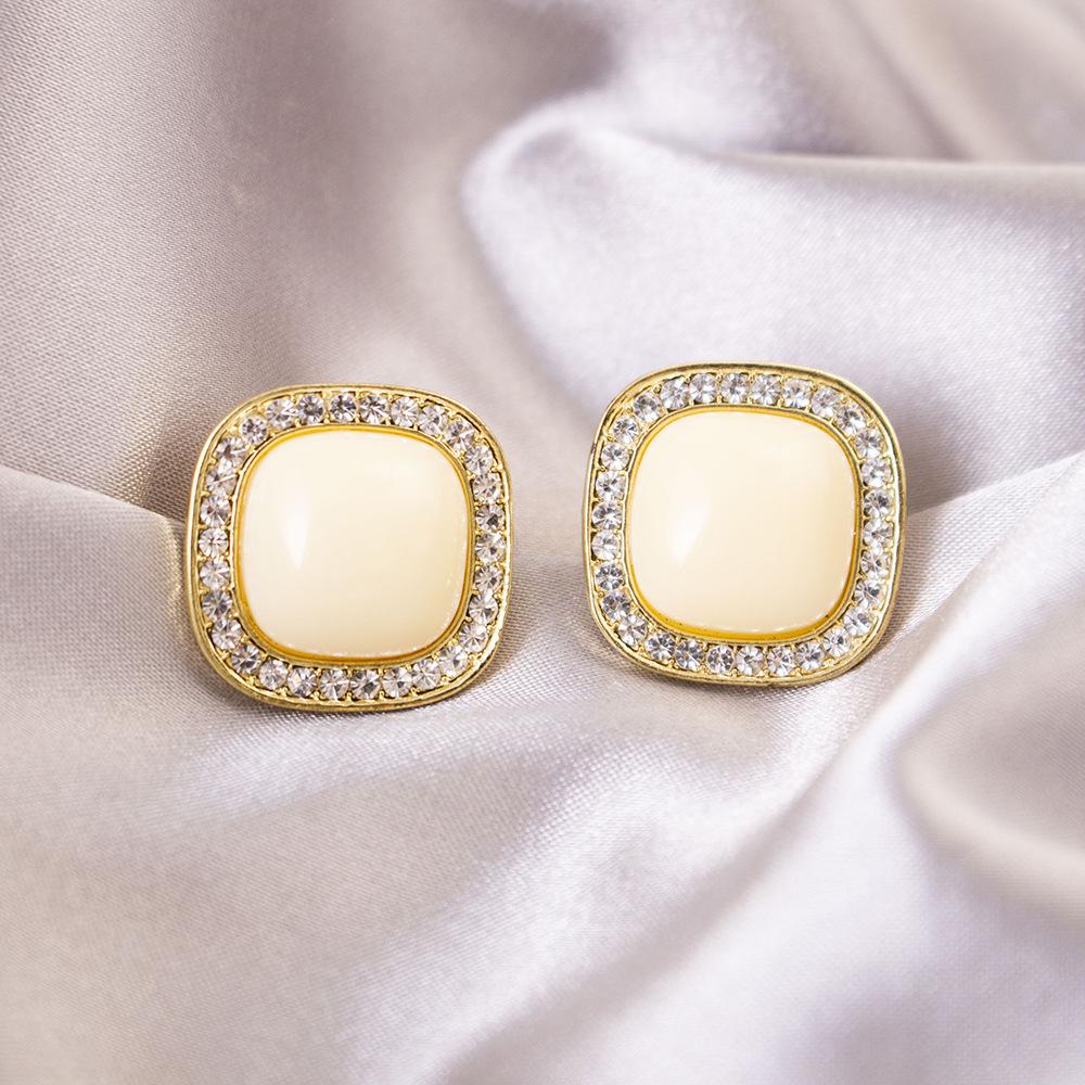 Brincos de pressão triangulares elegantes para orelhas não furadas - Versáteis e com um toque de luxo leve para o uso diário.