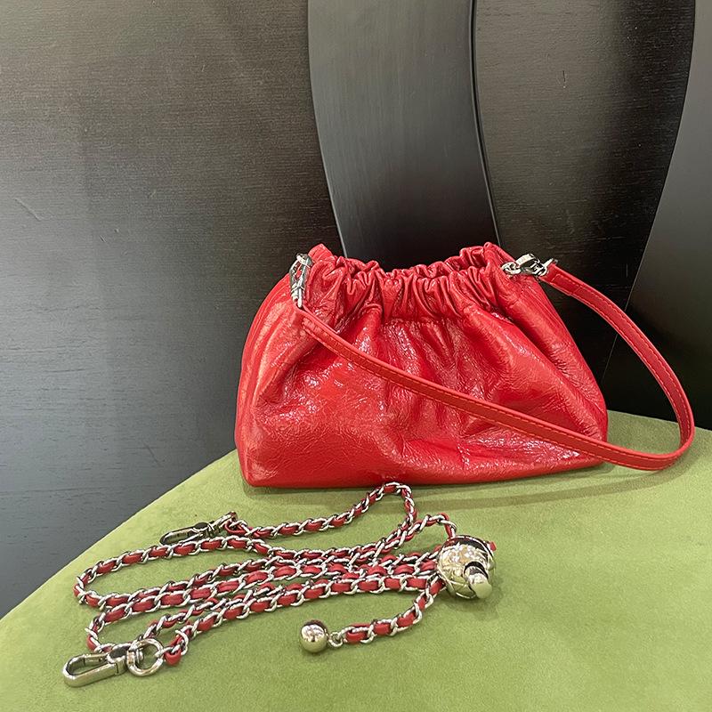 Damska torebka łańcuszkowa typu chmurka z plisowanej skóry naturalnej ze złotym akcentem - Stylowa modna na ramię/przez ramię