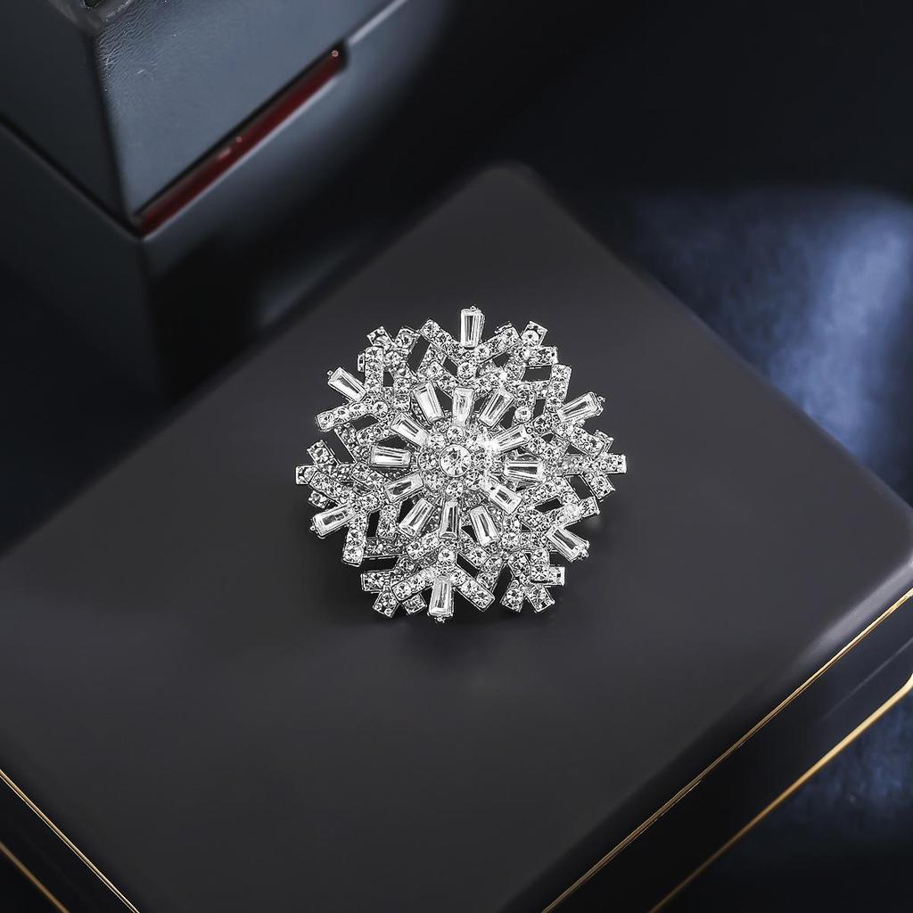Luxury 2025 Rotating Snowflake Brooch & Suit Pin Corsage