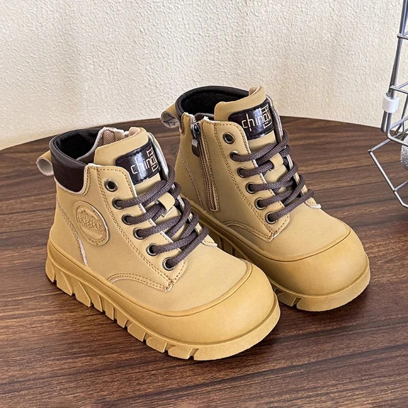 

2024 Детские модные короткие ботинки для девочек и мальчиков, осенние новые корейские стили, мягкая толстая подошва, нескользящая универсальная кожаная обувь 26