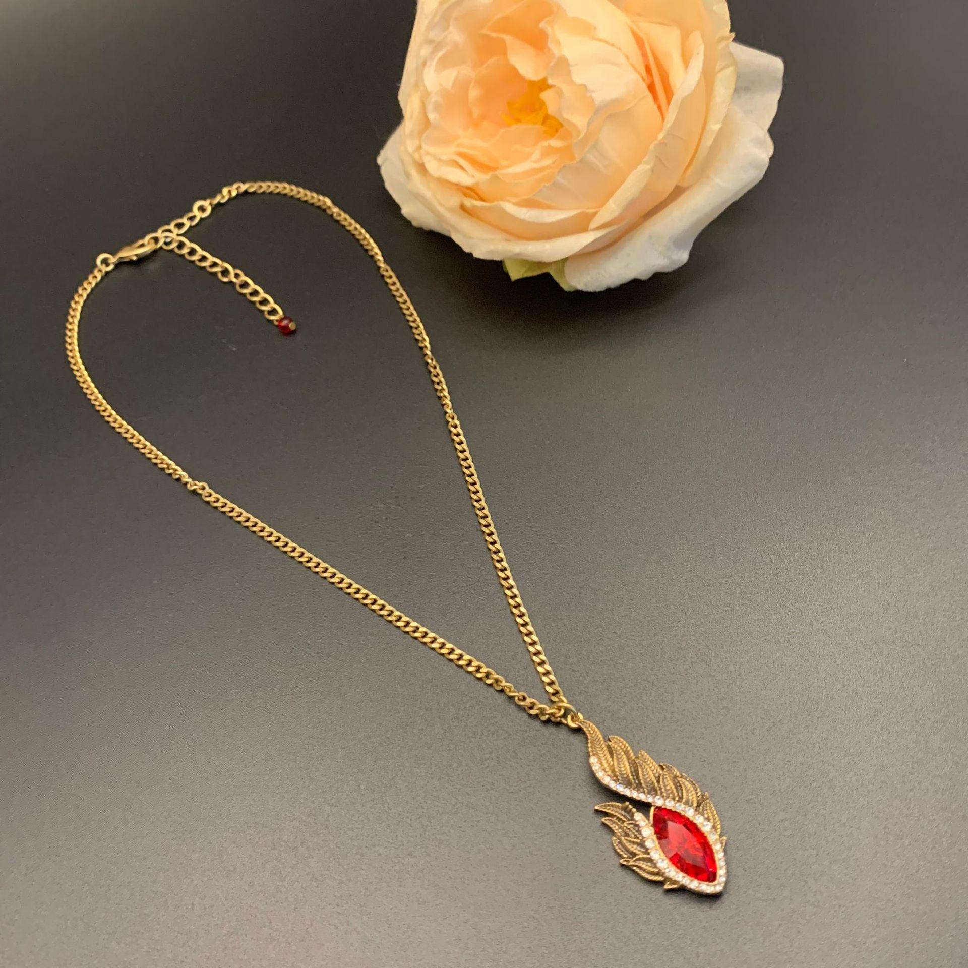 

Ретро Нишевый Темперамент Универсальный Высококлассный Дизайн Набор Ювелирных Изделий Ожерелье Кольцо Серьги-гвоздики