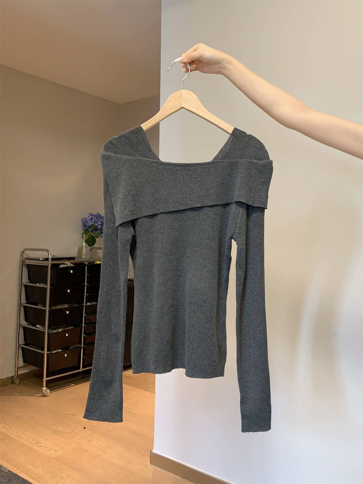 

Шикарная трикотажная базовая рубашка с открытым плечом для женщин, весенний облегающий свитер в стиле Spice Girls с нерегулярным низом, подчеркивающий темперамент L темно-серого