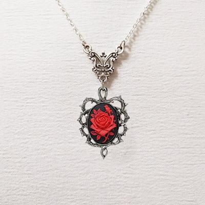 Fashion Gothic Red Rose Cameo Sliver Color Oval-shaped Thorny Frame Pendant Necklace for Women Halloween Retro Charm Jewelry