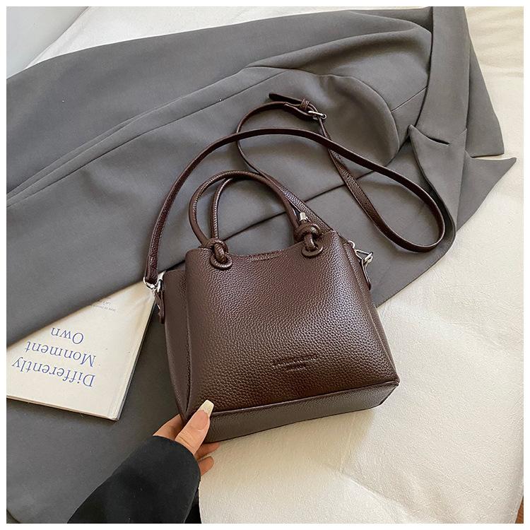Retro large-capacity high-quality textured handbag, new autumn and winter shoulder messenger bag, versatile bucket bag.