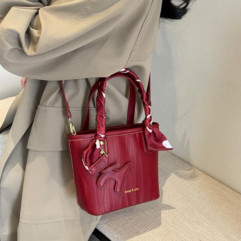 Wedding bag, high-quality texture small bag, women's bag, large-capacity new red envelope, portable bucket bag, wedding and bride messenger bag.