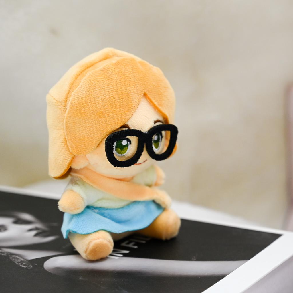 Eco-friendly Soft Materials Customize Weighted Glasses-style Q Plush Toy Cute Sitting Posture Stuffed Doll for Kids